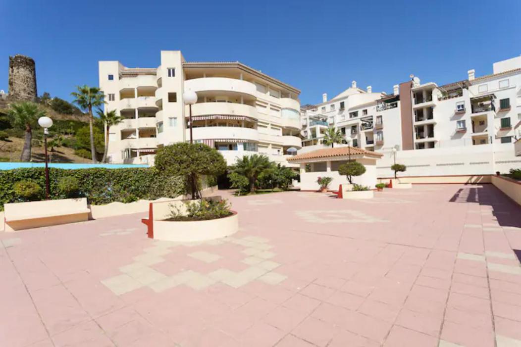 Chic Beachfront Flat With Amazing Sea Views And Private Indoor Parking Benalmádena Extérieur photo