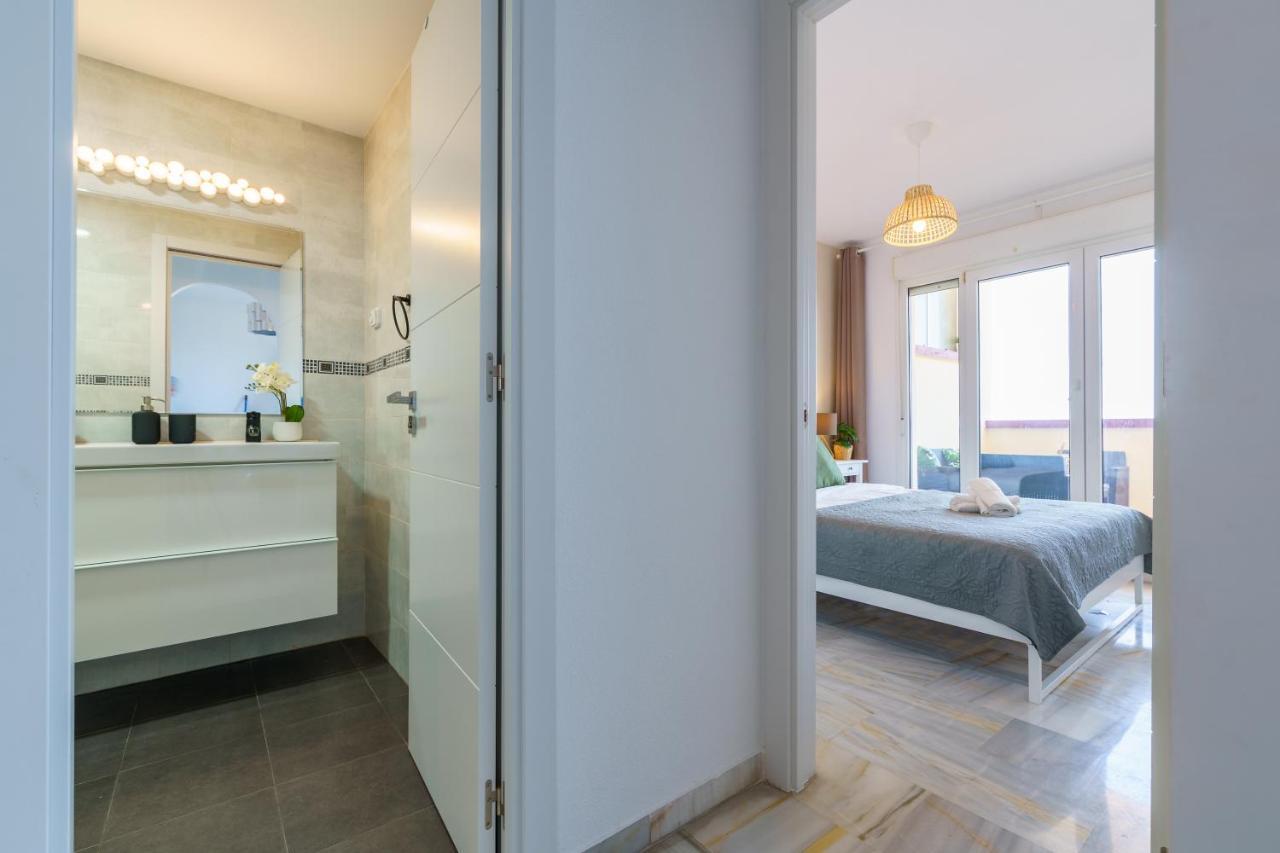 Chic Beachfront Flat With Amazing Sea Views And Private Indoor Parking Benalmádena Extérieur photo