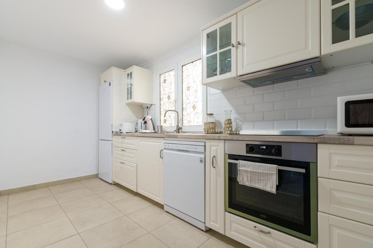 Chic Beachfront Flat With Amazing Sea Views And Private Indoor Parking Benalmádena Extérieur photo