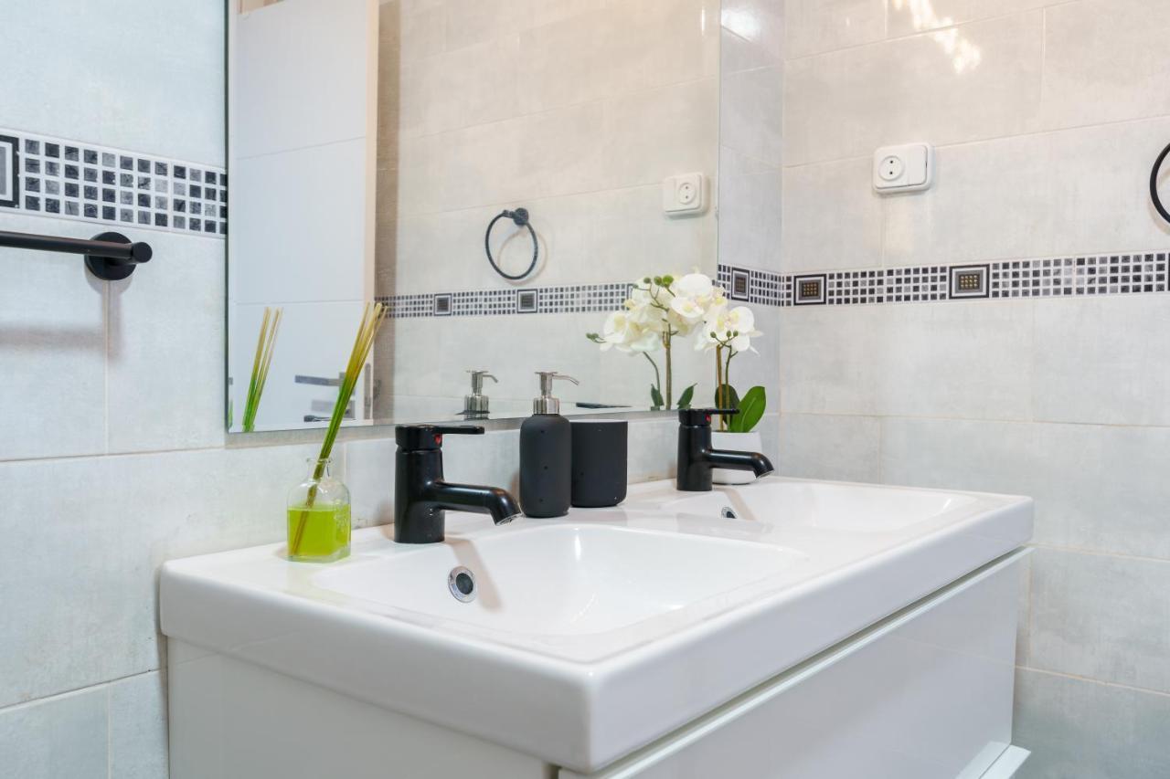 Chic Beachfront Flat With Amazing Sea Views And Private Indoor Parking Benalmádena Extérieur photo